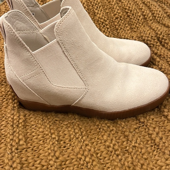 Sorel Womens Size 8 Out N About Slip On Chalk White Suede Wedge Booties Shoes - Picture 3 of 7